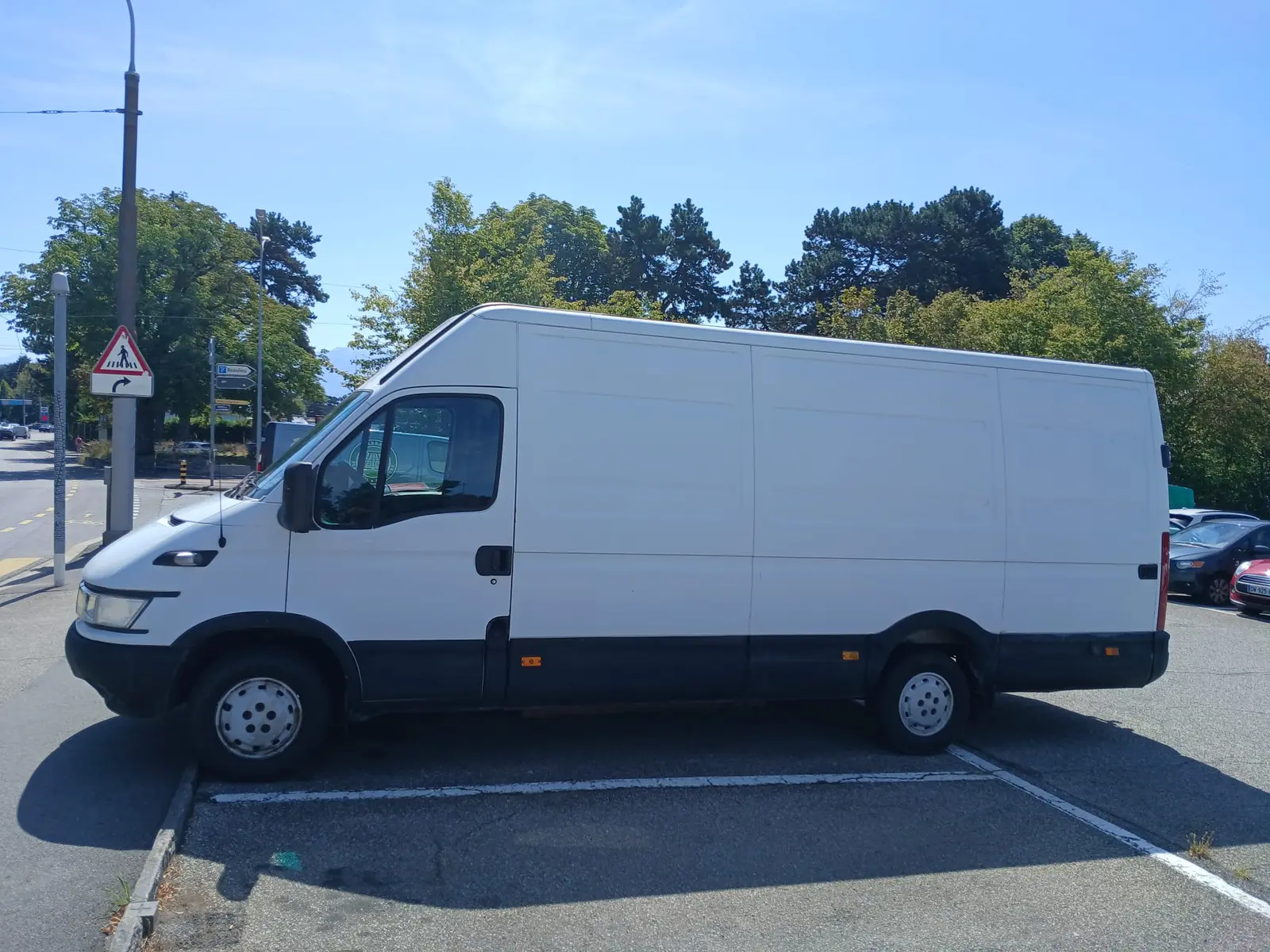 Grand fourgon Iveco Daily de 17 m³ à louer à Lausanne