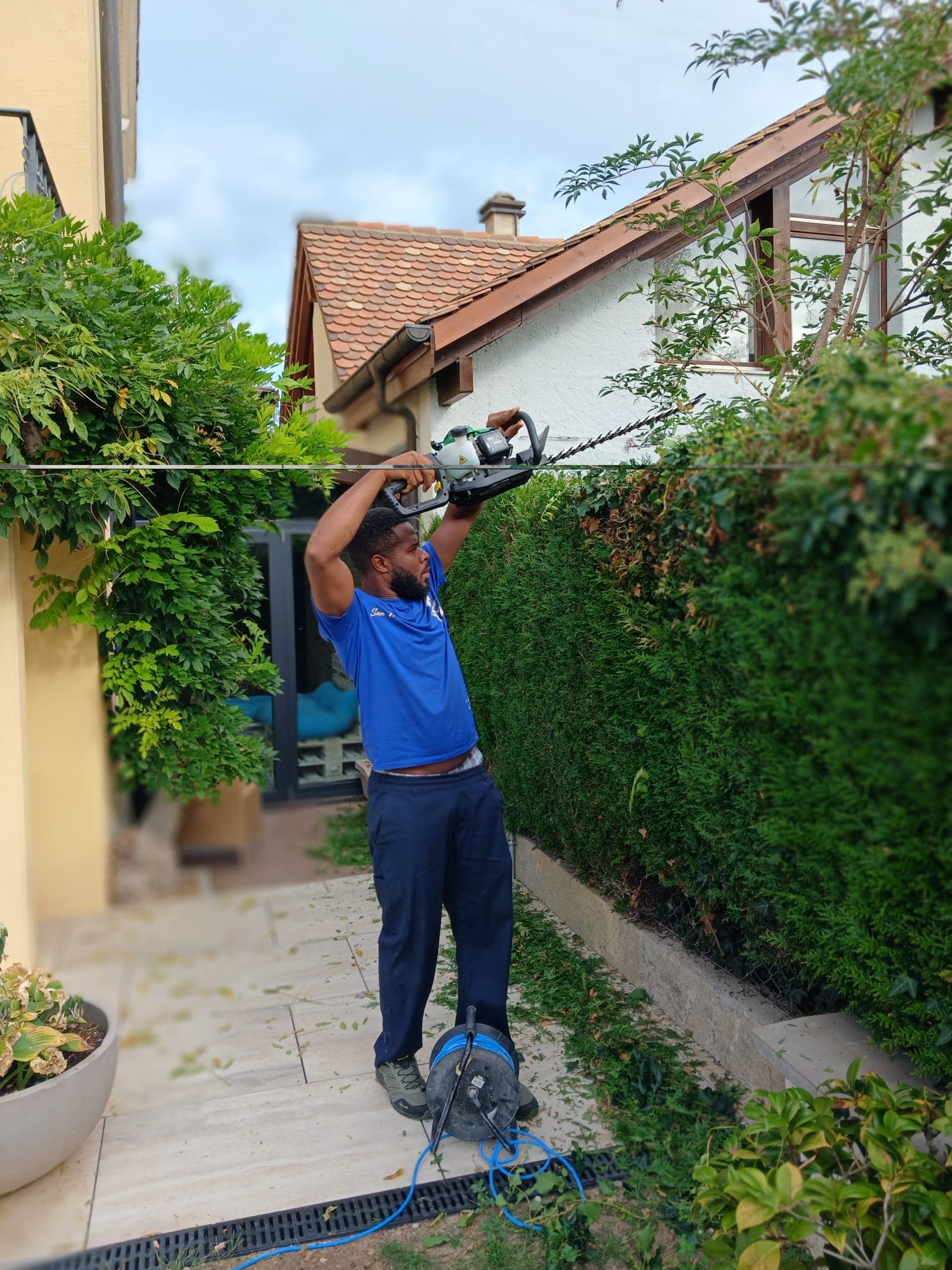 Intervention de jardinage avec taille et entretien d’une haie dans une propriété à Gland par Super Service.